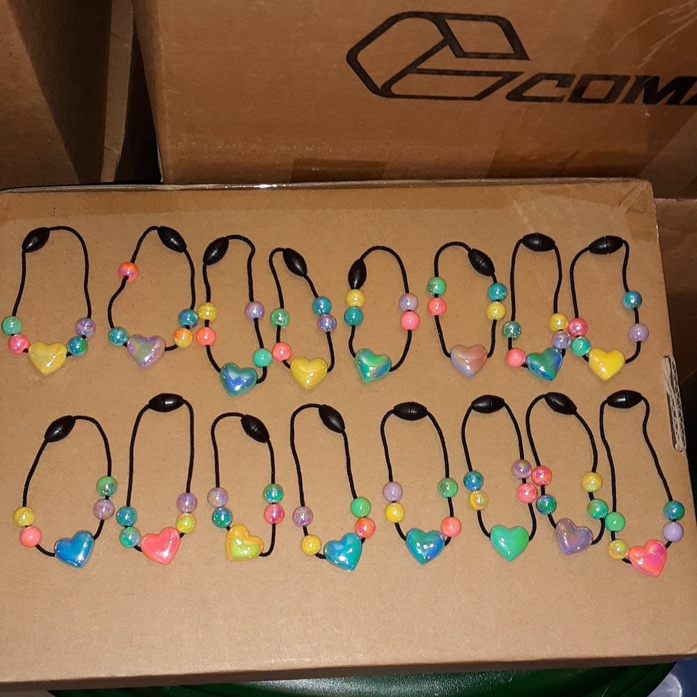 16 Novelty Bracelets Hearts - Picture 1 of 1